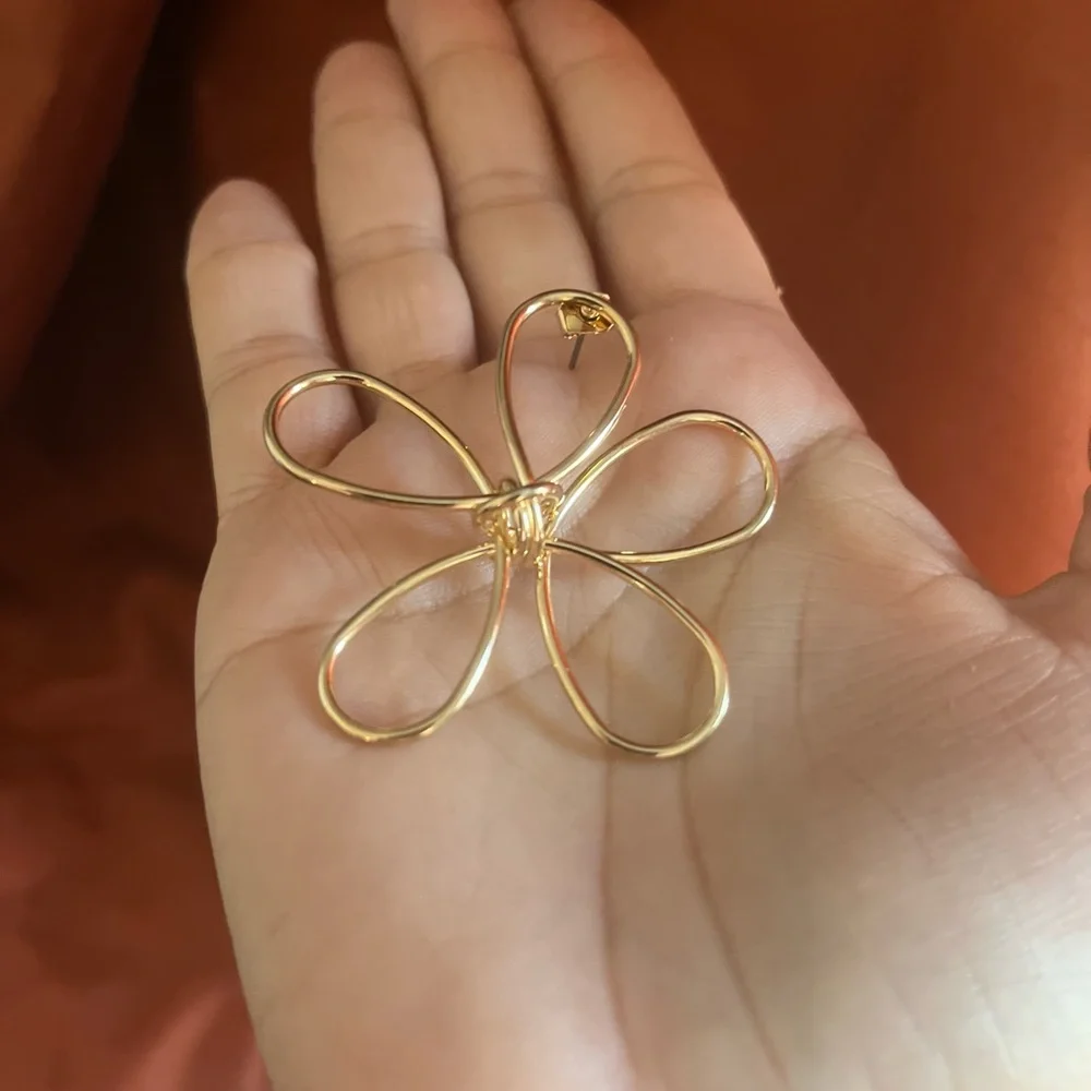 SHASHI Anemone Outline Goldplated Stud Earrings-NWOT - Picture 13 of 15